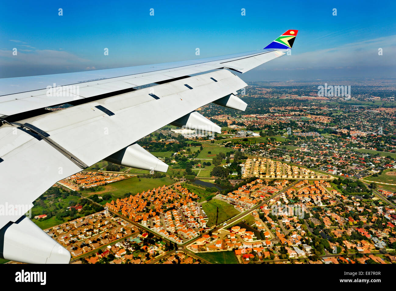 Tragfläche eines Airbus im Flug mit Winglet und das Logo der SAA, South African Airways, Vorort von Johannesburg auf der Rückseite Stockfoto