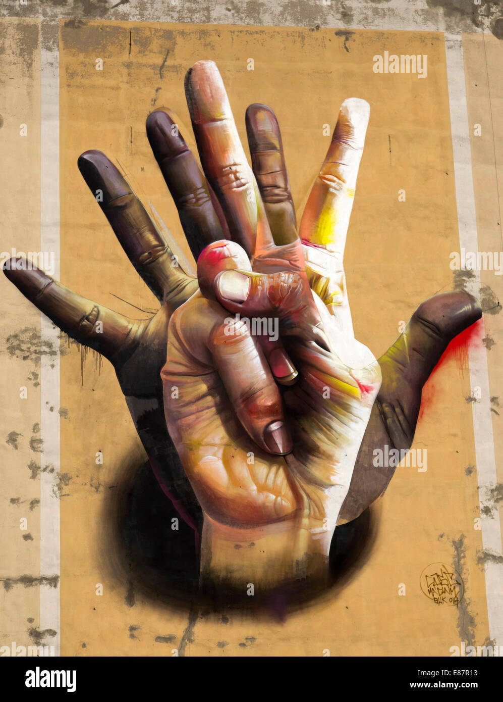 Graffiti, zwei Hände, auf eine Wand, Kreuzberg, Berlin, Deutschland Stockfoto