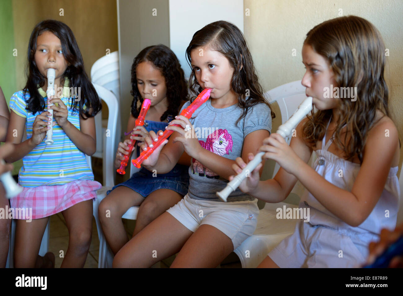 Musikunterricht, Kinder lernen, die Blockflöte zu spielen, Ponta da Serra, Crato, Bundesstaat Ceará, Brasilien Stockfoto