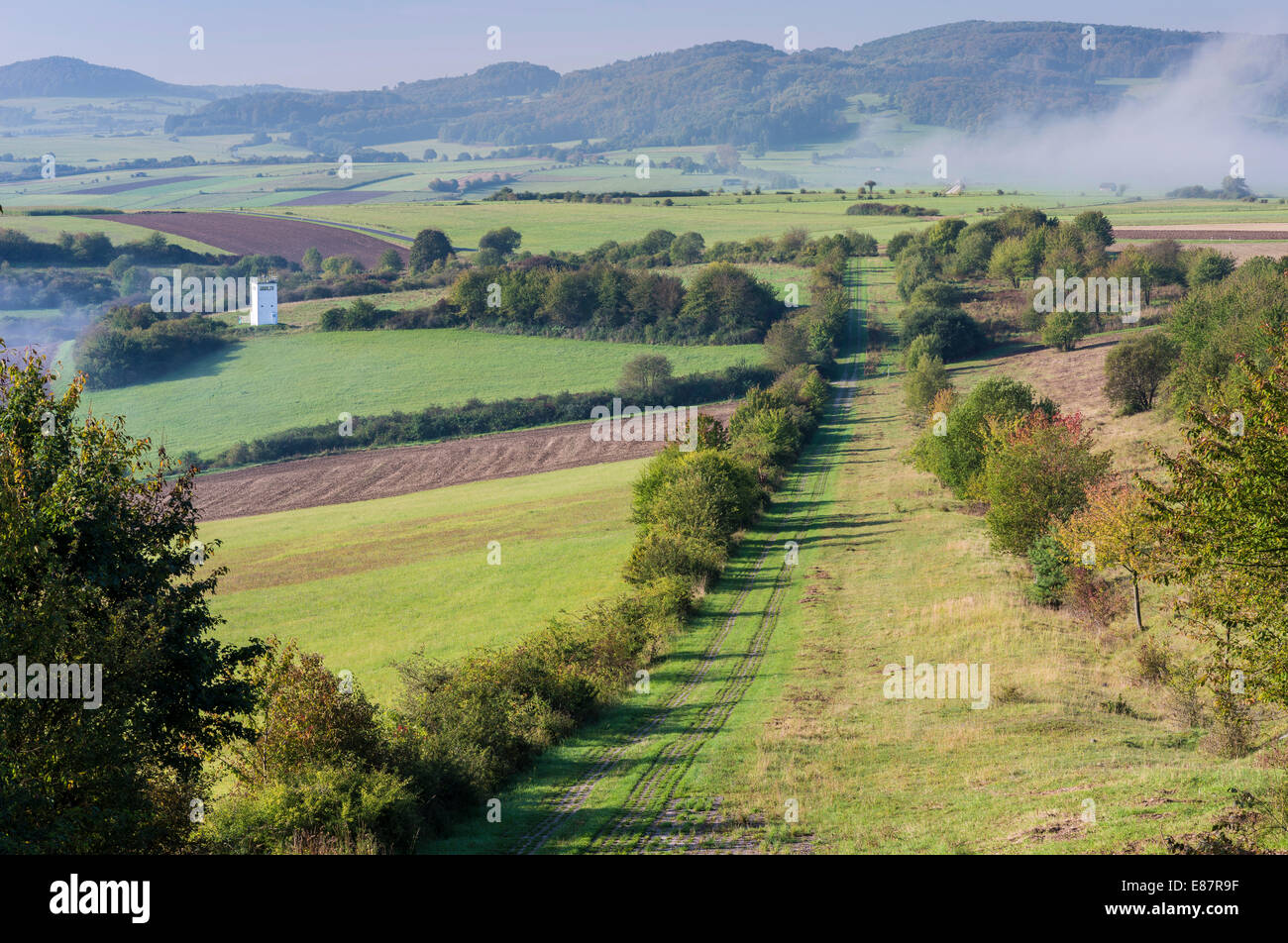 Ehemalige innerdeutsche Grenze, Todeszone mit Überwachungspfad, Aussichtsturm, Nebel, in der Nähe von Point Alpha Memorial, Rasdorf Stockfoto