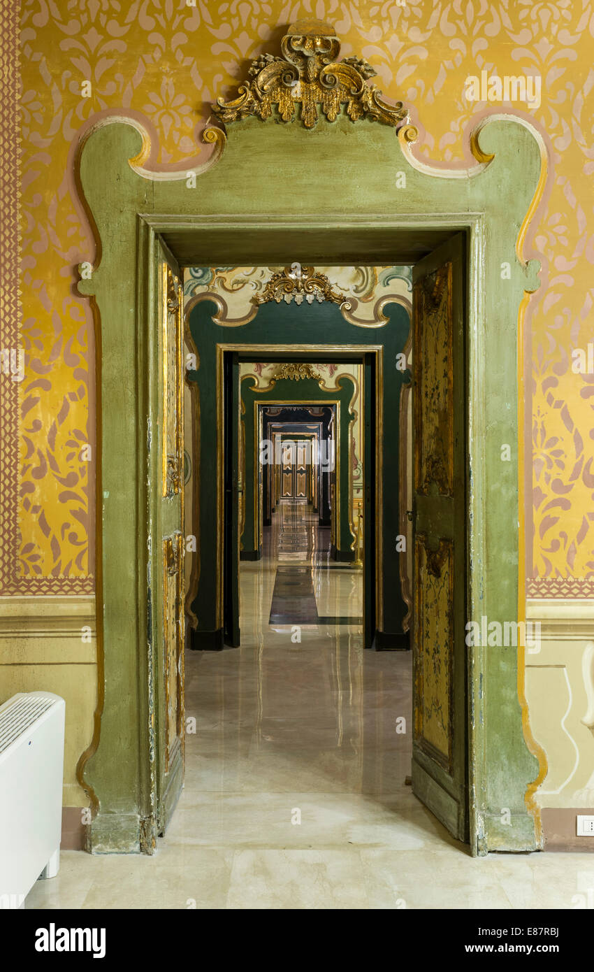 Blick durch mehrere Türen, Palazzo Ducale, Martina Franca, Valle d ' Itria, Apulien, Italien Stockfoto