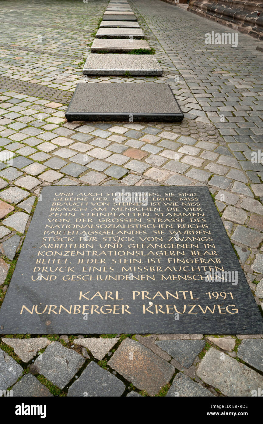 Gedenksteine zur Erinnerung an Zwangsarbeiter während des Dritten Reiches außerhalb St. Lorenzkirche, Nürnberg, Mittelfranken Stockfoto