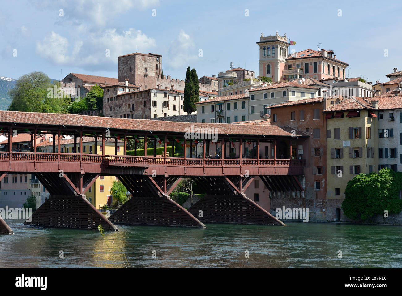 Hölzerne Brücke Ponte Degli Alpini über die Brenta Fluss, Bassano del Grappa, Provinz Vicenza, Venetien, Italien Stockfoto
