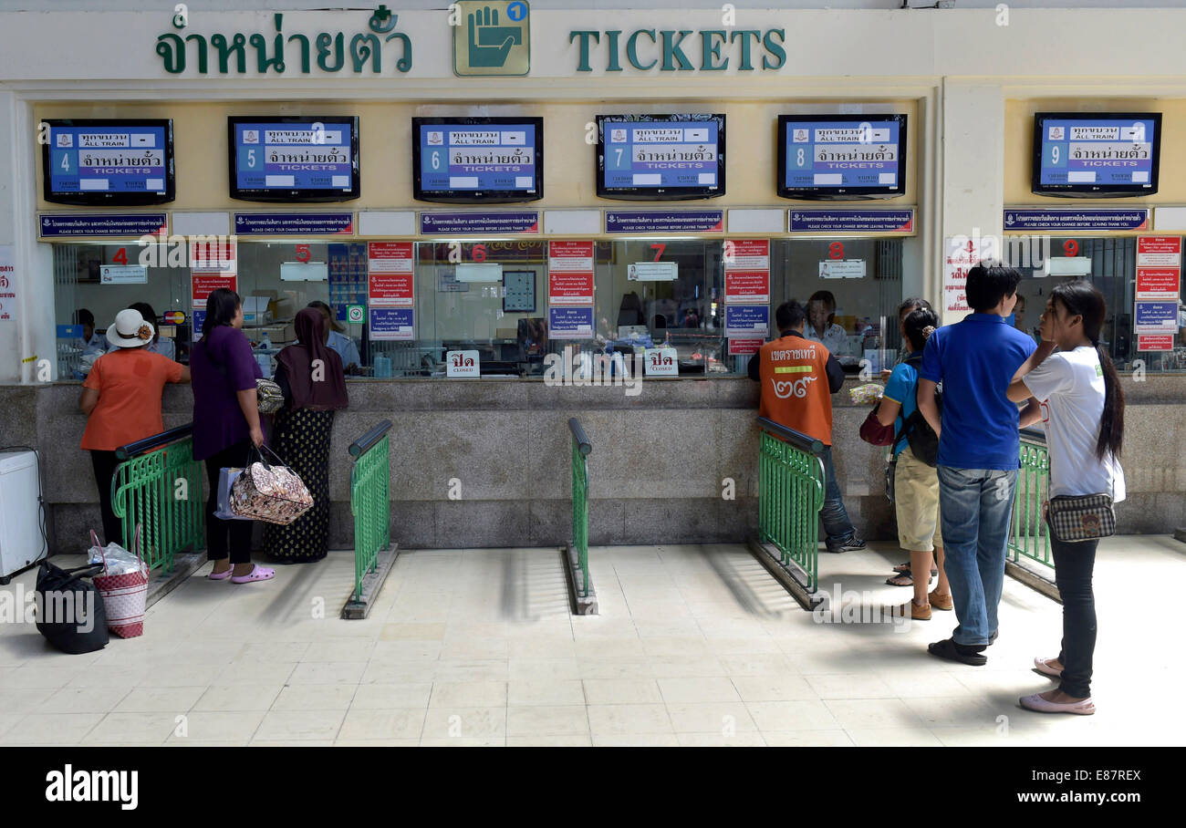 Reisende an einem Schalter der Railway station, Hauptbahnhof, Hua Lamphong, Bangkok, Thailand Stockfoto