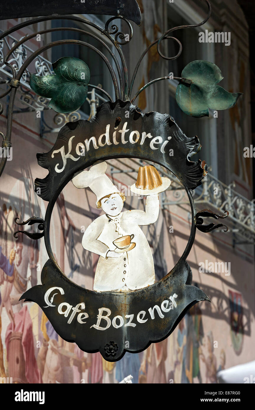 Schmiedeeisen hängen Ladenschild der Konditorei Cafe Bozener Konditorei Café, Mittenwald, Werdenfelser Land, Oberbayern, Bayern Stockfoto