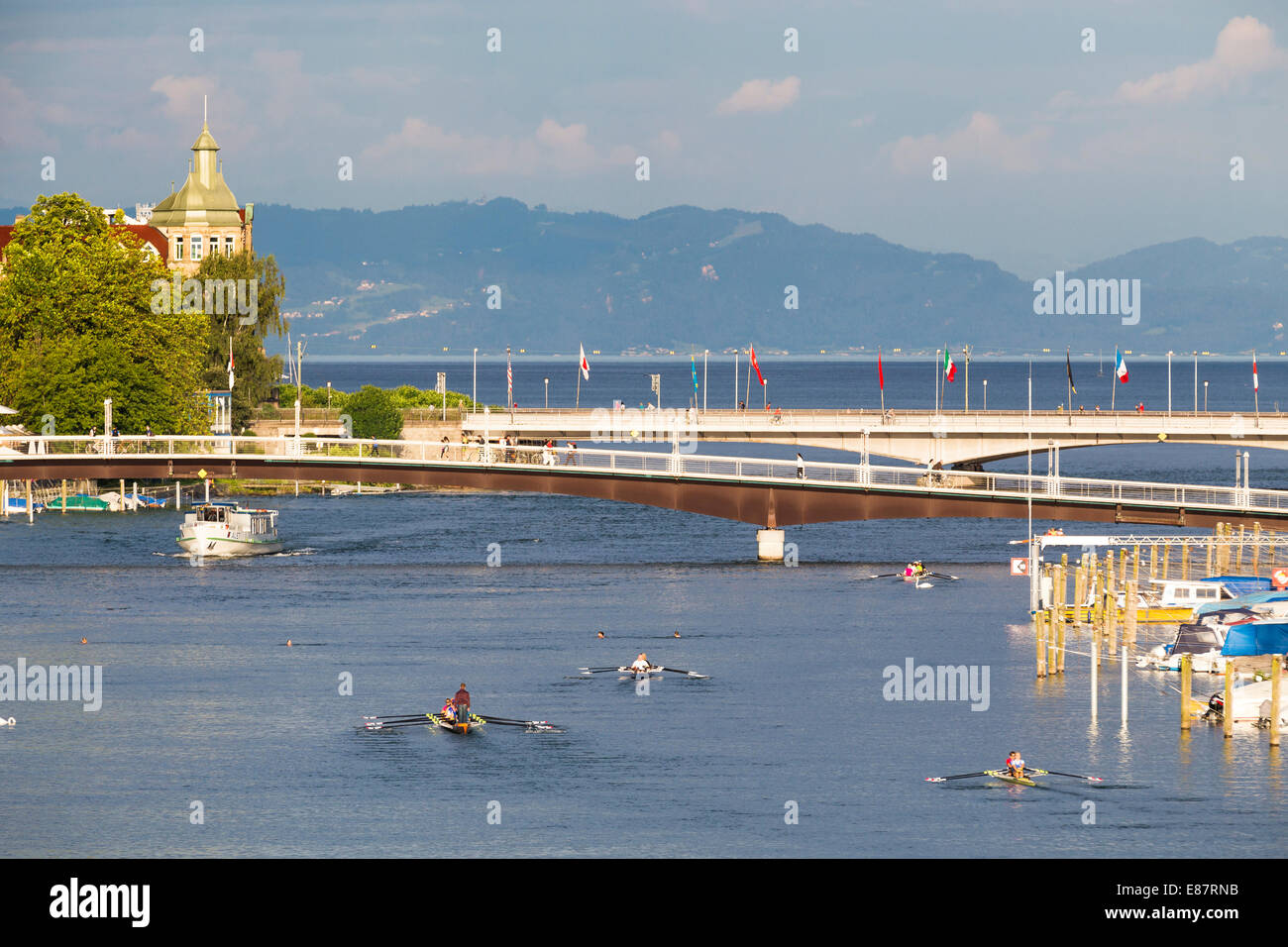 Passagierschiff und Ruderboote auf dem Rhein, mit Blick auf Obersee See und Pfänder Berg, Konstanz Stockfoto