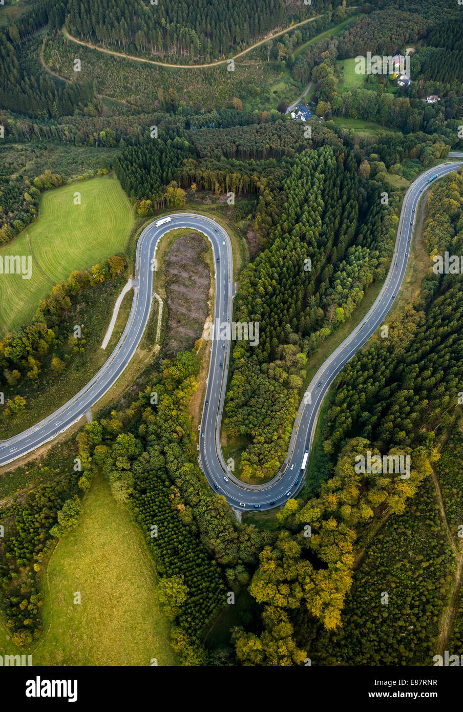 Luftaufnahme, Haarnadelkurven, kurvenreiche Straße in den Sauerland-Wäldern, zwischen Herscheid und Halver, Nordrhein-Westfalen Stockfoto