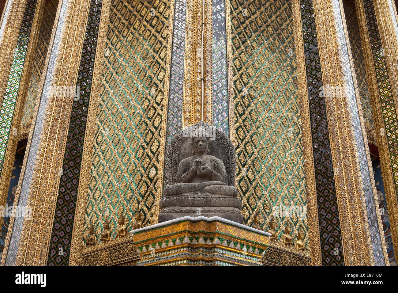 Buddha-Statue Phra Mondop, Wat Phra Kaeo oder Wat Phra Kaew, Grand Palace, Royal Palace, Bangkok, Thailand Stockfoto