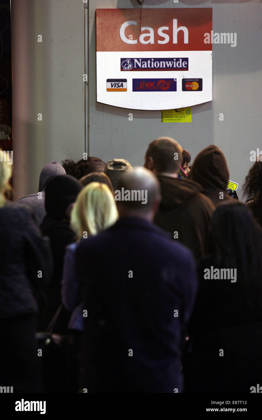 Szene bei der BP Tankstelle, Barton Road, Stretford, wo ein Geldautomat berichtet wurde, um kostenlos Geld zu geben. Bild: Stockfoto