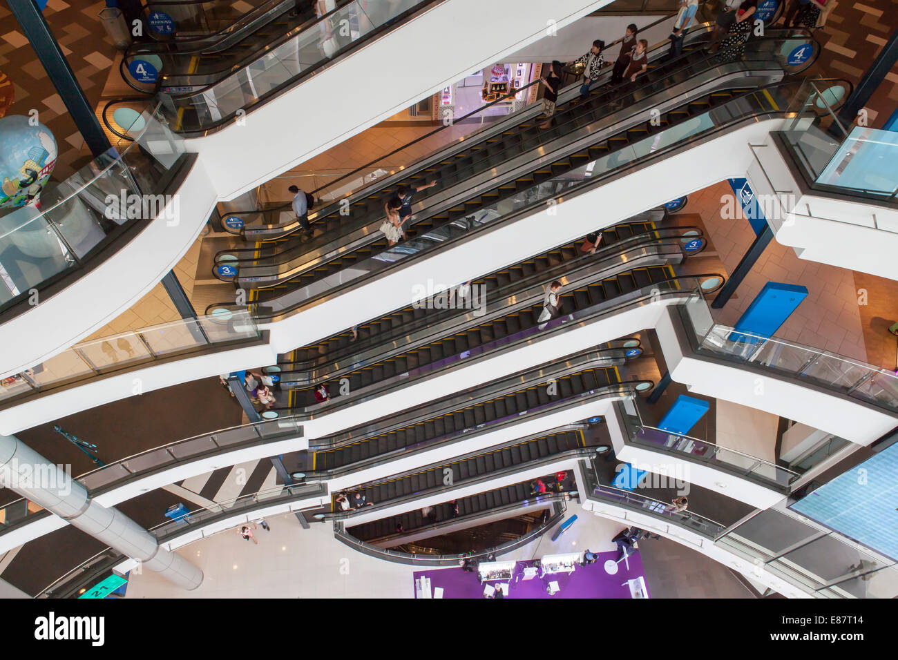 Rolltreppe, Terminal 21 Shopping-Mall, Sukhumvit Road, Bangkok, Thailand Stockfoto