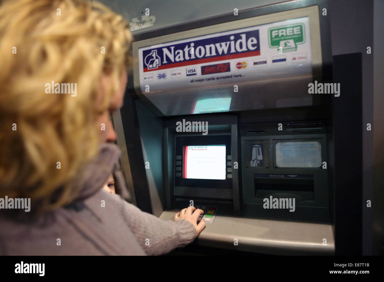 Szene bei der BP Tankstelle, Barton Road, Stretford, wo ein Geldautomat berichtet wurde, um kostenlos Geld zu geben. Bild: Stockfoto
