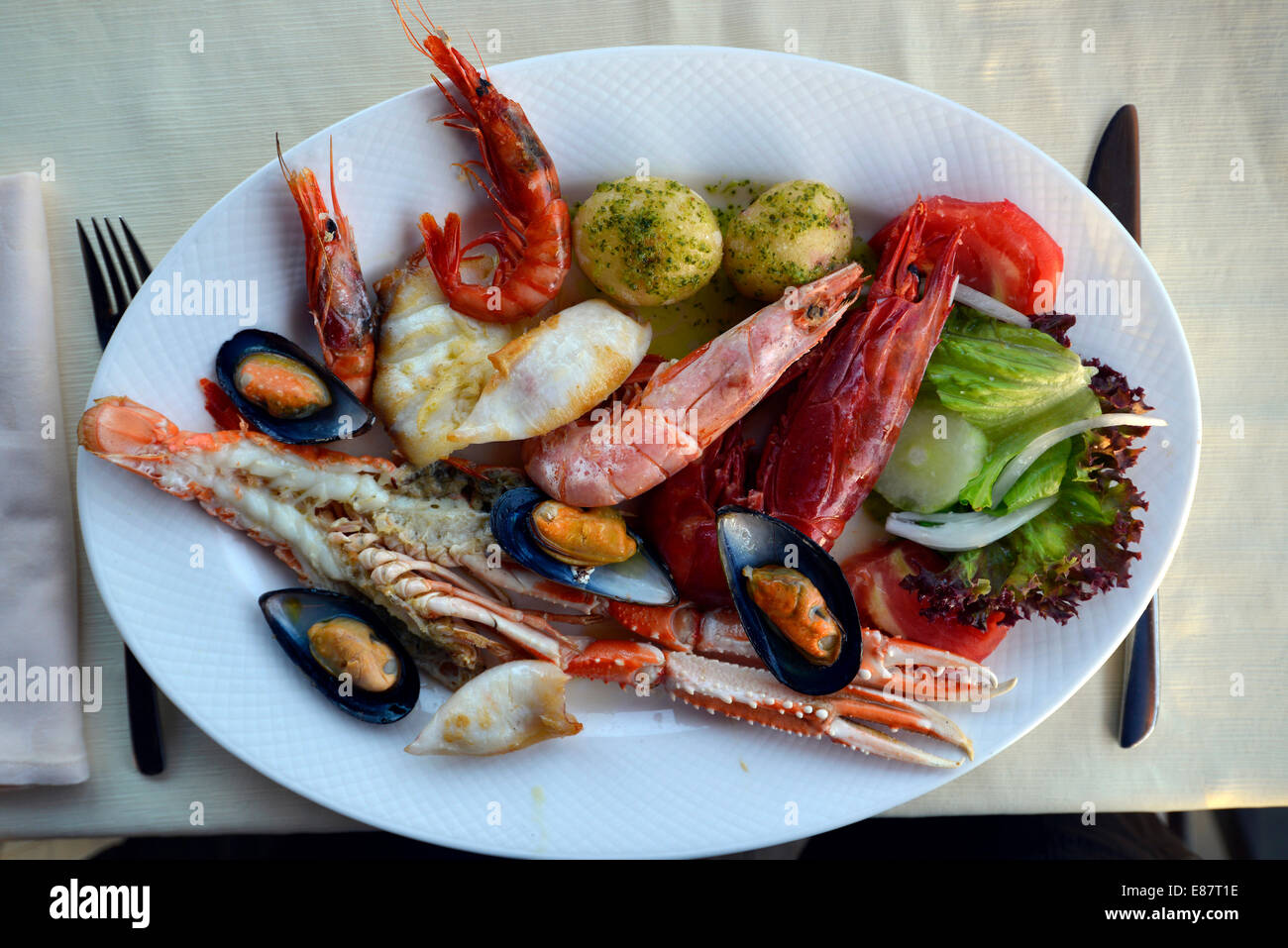 Typisches Fischgericht mit Garnelen, Muscheln, Weißfisch, Tintenfisch, Salzkartoffeln, Lanzarote, Kanarische Inseln, Spanien Stockfoto