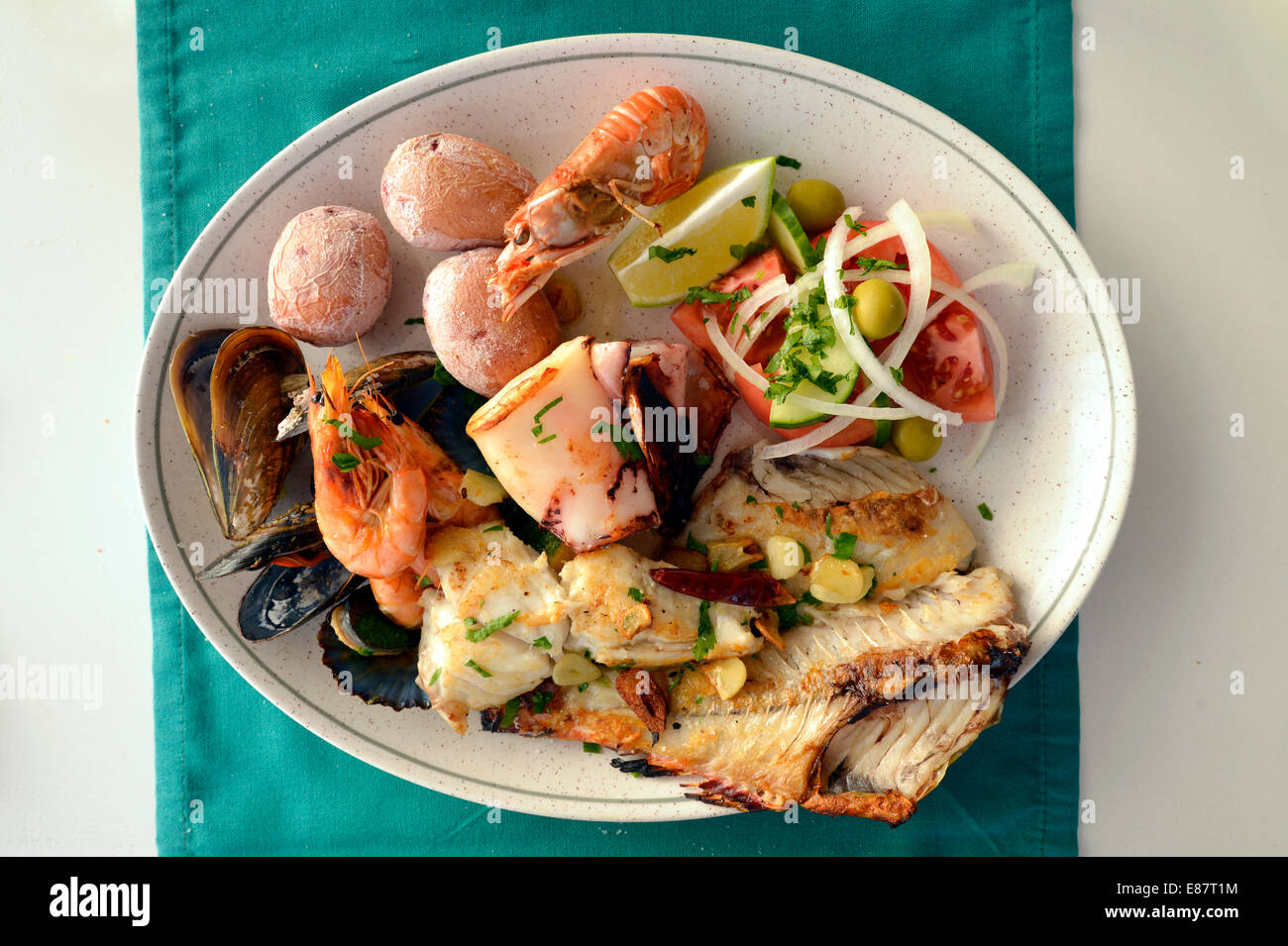 Typisches Fischgericht mit Garnelen, Muscheln, Weißfisch, Tintenfisch, Salzkartoffeln, Lanzarote, Kanarische Inseln, Spanien Stockfoto