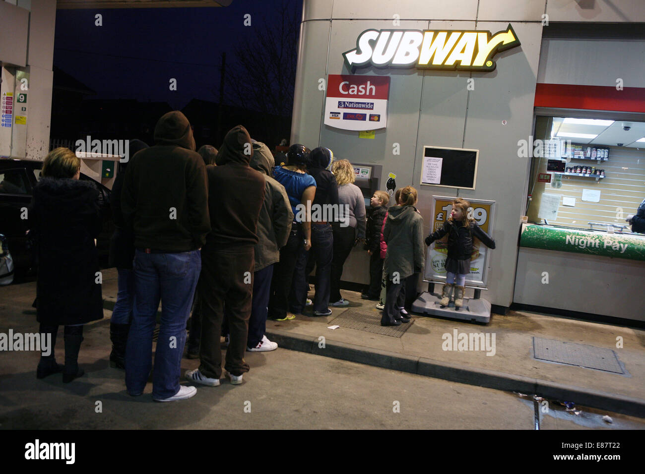 Szene bei der BP Tankstelle, Barton Road, Stretford, wo ein Geldautomat berichtet wurde, um kostenlos Geld zu geben. Stockfoto