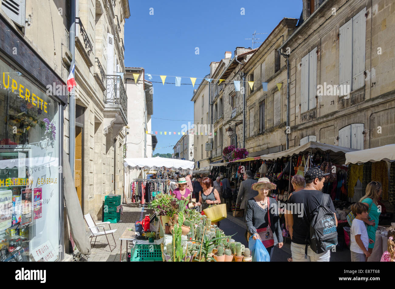 Die beliebten Samstagsmarkt in Sainte-Foy-La-Grande in der Gironde Abteilung von Südwest-Frankreich Stockfoto