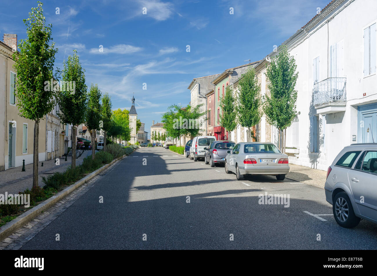 Rue des Allees, der Hauptstraße, die durch das alte Dorf Gensac in der Gironde Region Süd-West-Frankreich Stockfoto