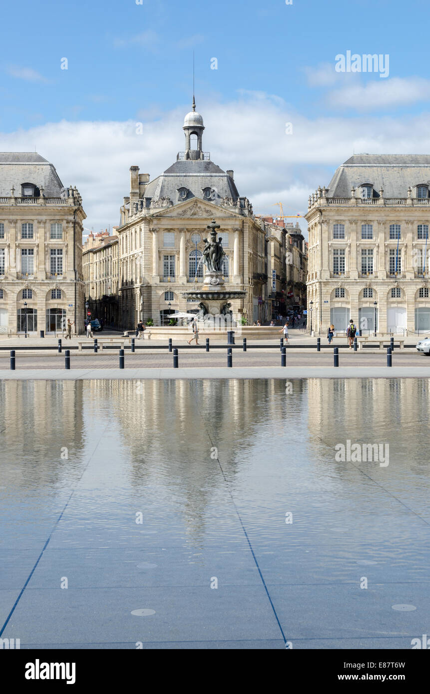 Das Wasser Spiegel des Miroir d ' Eau gegenüber dem Palais De La Bourse in der französischen Stadt Bordeaux Stockfoto