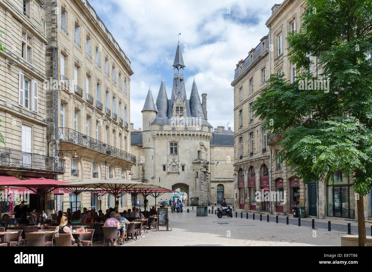 Place du Palais in der Stadt Bordeaux mit Porte Cailhau im Hintergrund Stockfoto