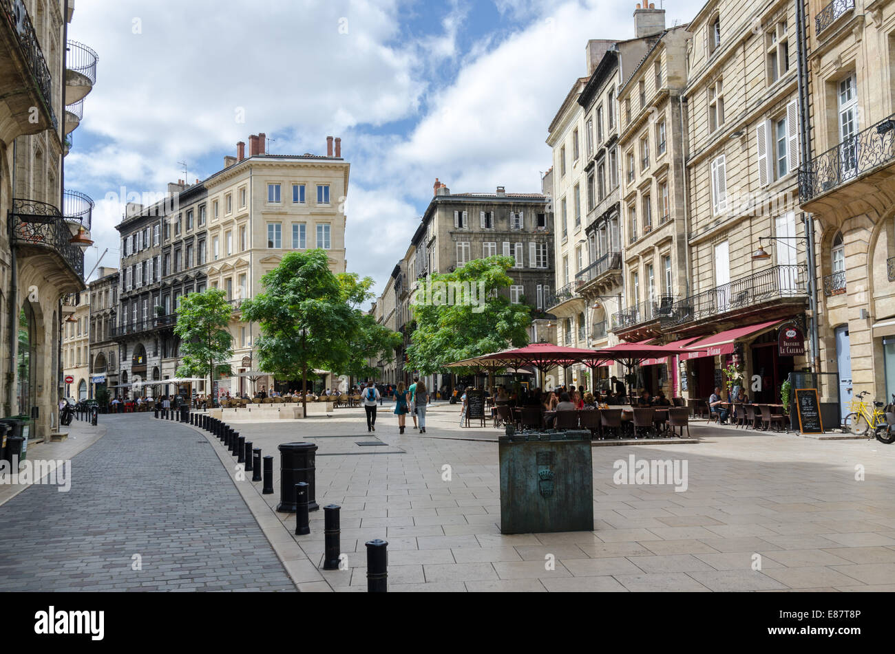 Bars und Cafés in Place du Palais im alten Teil der Stadt Bordeaux, Frankreich Stockfoto