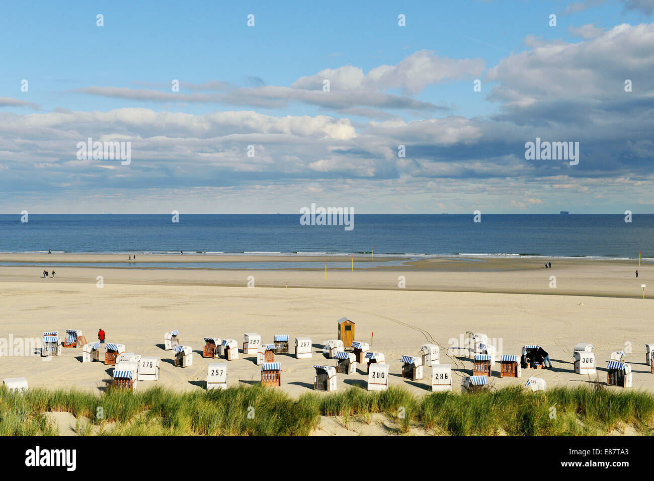 Strand mit Stuhl Strand, Nordsee mit einem bewölkten Himmel, Spiekeroog, Ostfriesland, Niedersachsen, Deutschland Stockfoto