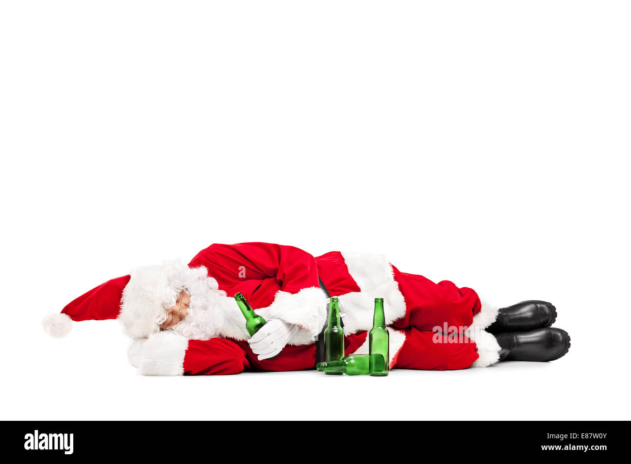 Betrunken Santa Claus auf dem Boden liegend mit ein paar Bierflaschen um ihn isoliert auf weißem Hintergrund Stockfoto