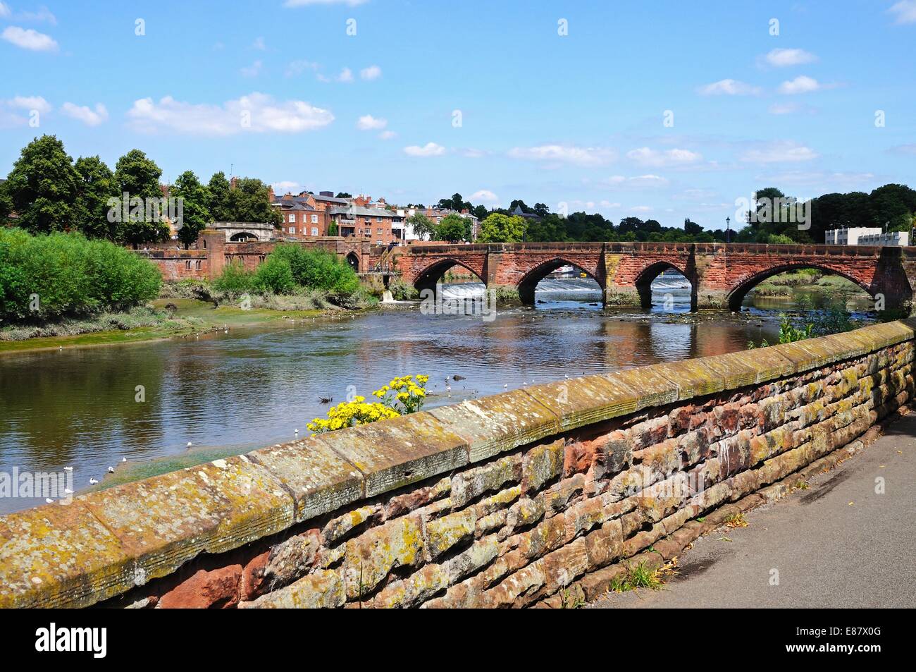 Blick auf die Alte Brücke entlang des Flusses Dee Dee, Chester, Cheshire, England, UK, Westeuropa. Stockfoto