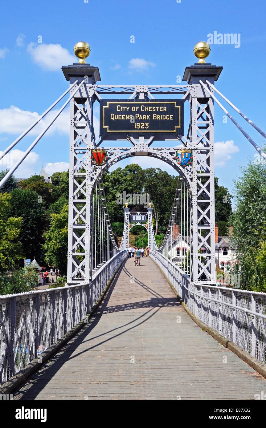 Zeigen Sie über die Hängebrücke River Dee aka Queens Park Hängebrücke, Chester, Cheshire, England, Vereinigtes Königreich, West-Europa an. Stockfoto