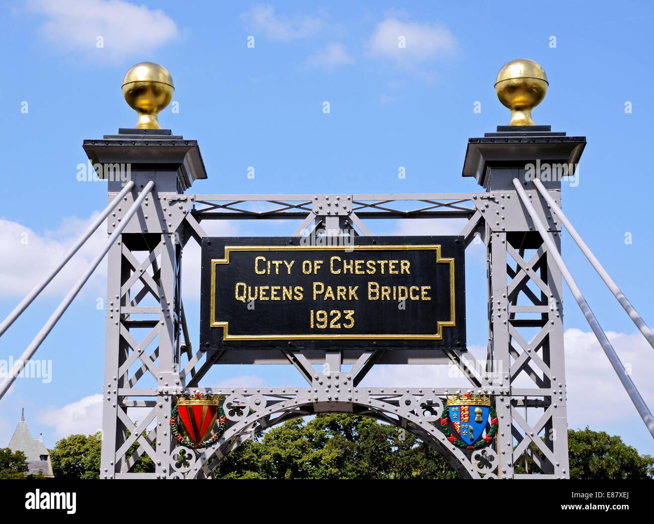 Gedenktafel an den Fluss Dee Hängebrücke aka Queens Park Hängebrücke, Chester, Cheshire, England, UK, Westeuropa. Stockfoto