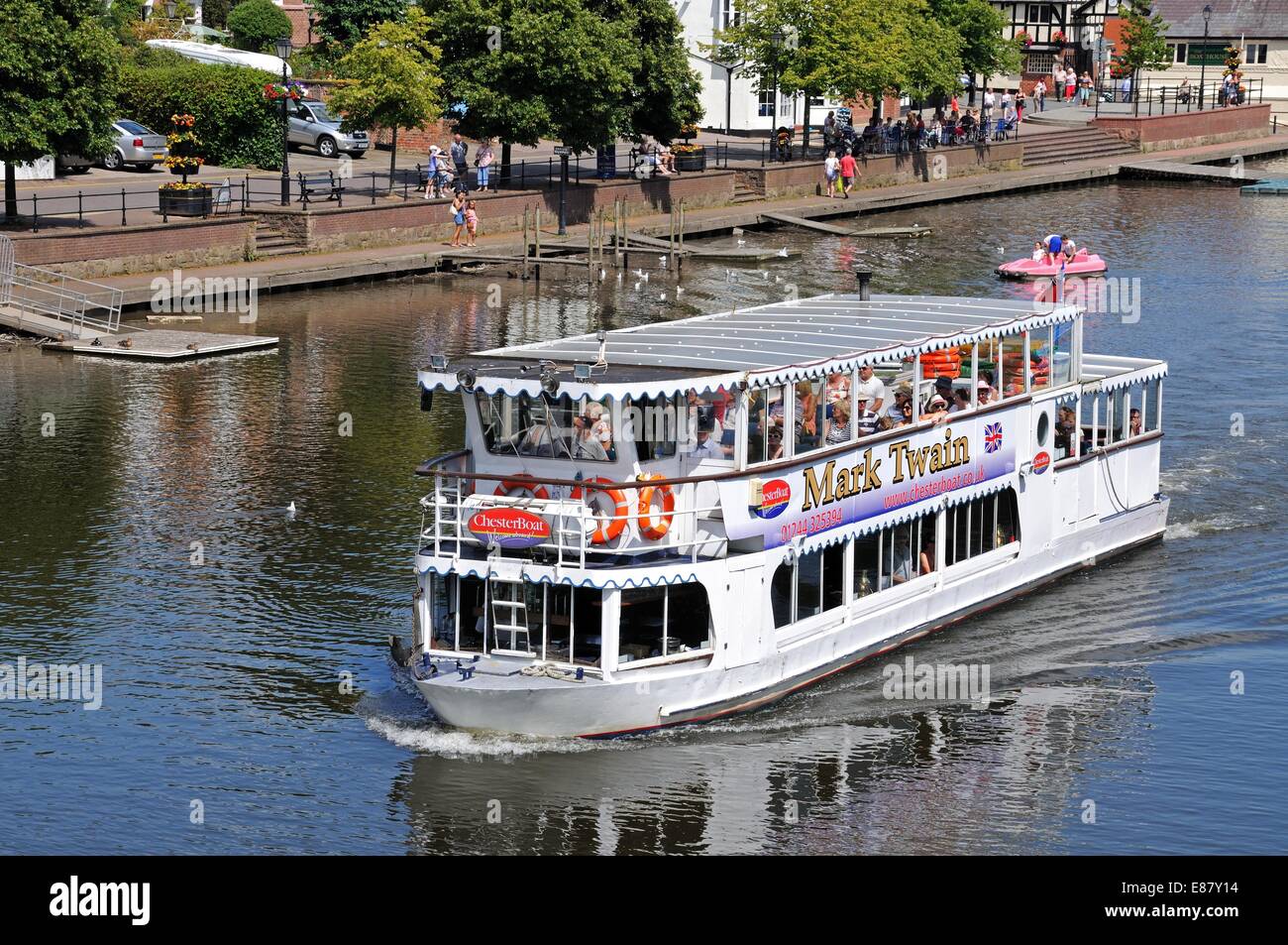 Fluss-Fähre und Tretboot auf den Fluss Dee, Chester, Cheshire, England, UK, Westeuropa. Stockfoto
