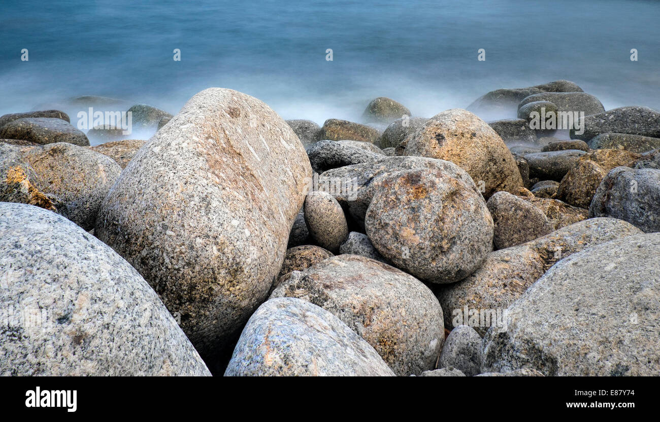 Felsen und Meer. Stockfoto