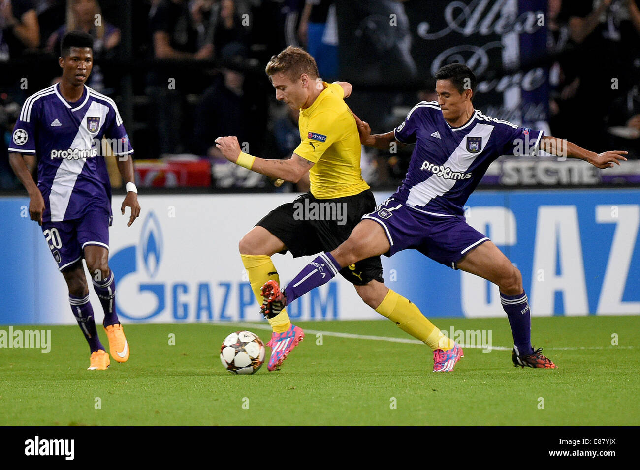 Anderlecht (Belgien). 1. Oktober 2014. Ciro Immobile (C) Borussia Dortmund wetteifern um den Ball gegen Andy Najar (R) von RSC Anderlecht in der Gruppe D der UEFA Champions League-Fußballspiel zwischen RSC Anderlecht und Borussia Dortmund bei konstanter Vanden Stock Stadion in Belgien, 1. Oktober 2014. Bildnachweis: Dpa picture Alliance/Alamy Live News Stockfoto