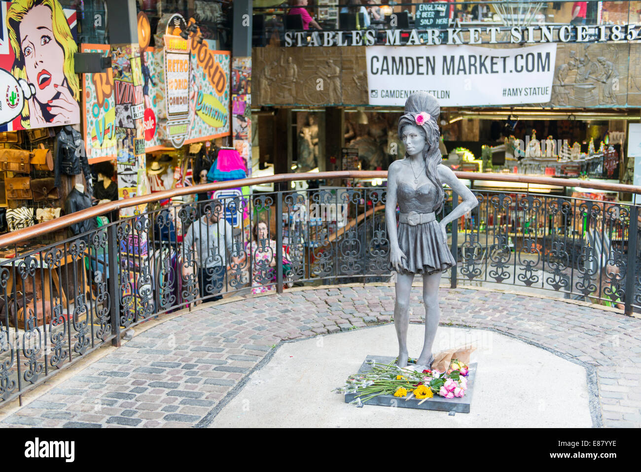 LONDON, UK - 17.September: Bronze-Statue der verstorbenen Sängerin Amy Winehouse in Camden Town. Es wurde enthüllt, auf was er gewesen wäre Stockfoto