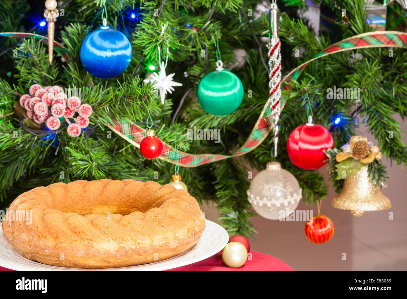 Eine Nahaufnahme der köstlichen goldenes braun verkrustet Pfund Gugelhupf gebacken in der Weihnachtszeit. Stockfoto