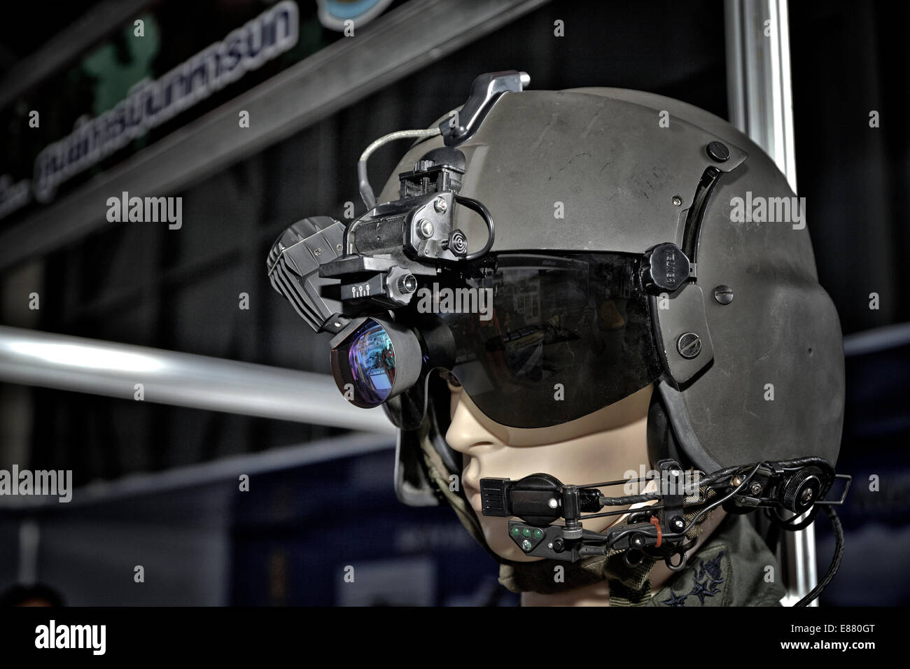 Nachtvision Militärtechnologie auf einer thailändischen Armee Sea Air Rescue (Sarex) Anzeige. Thailand S. E. Asien Stockfoto