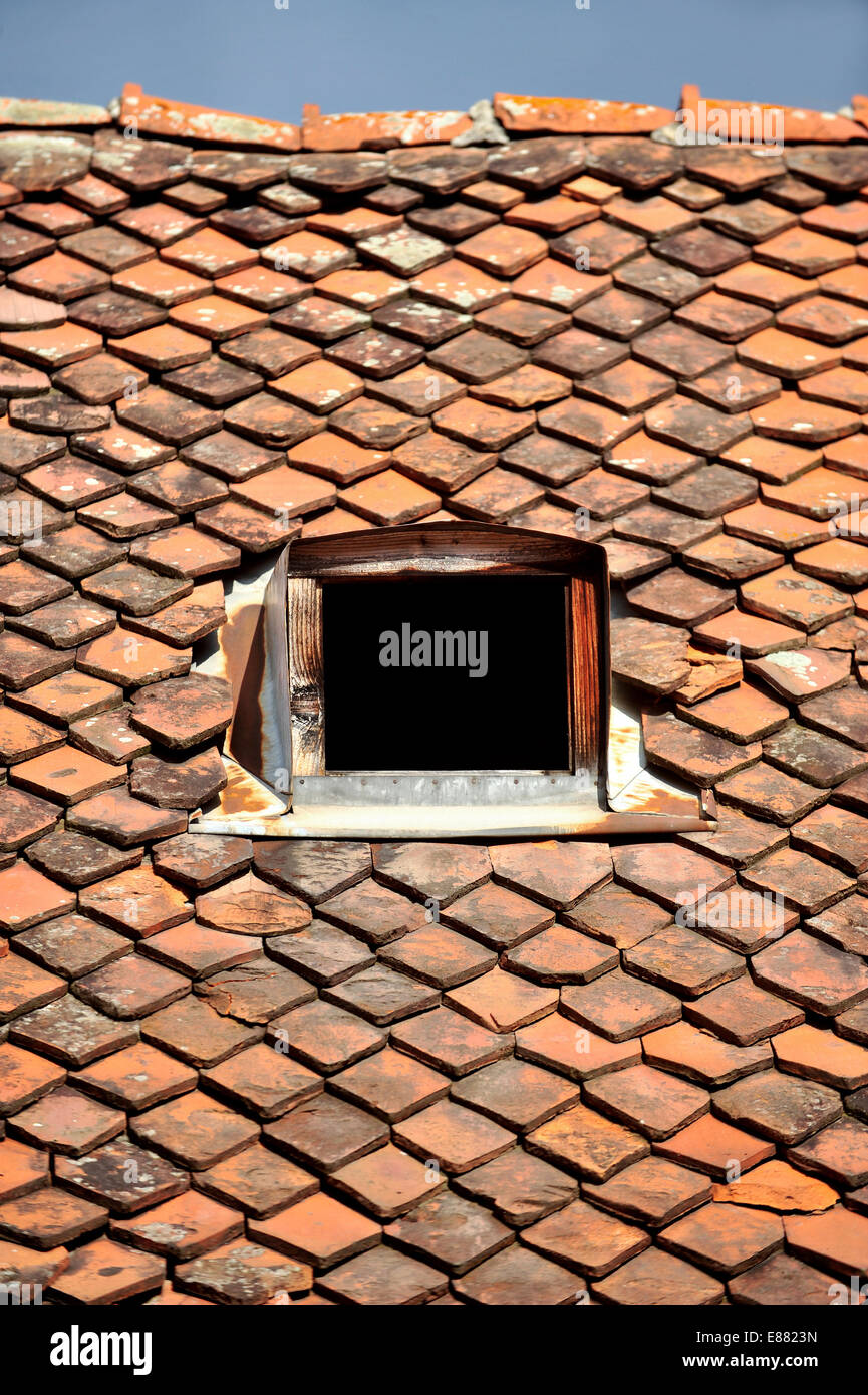 Architektur Detail mit einer alten Ziegel Dach und Fenster-Attika Stockfoto