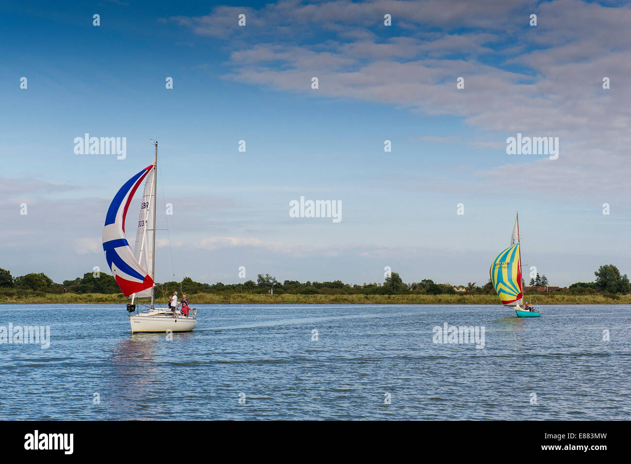 Verschiedene Segelboote, die an der spektakulären Parade of Sail At teilnehmen Die Maldon Regatta in Essex Stockfoto