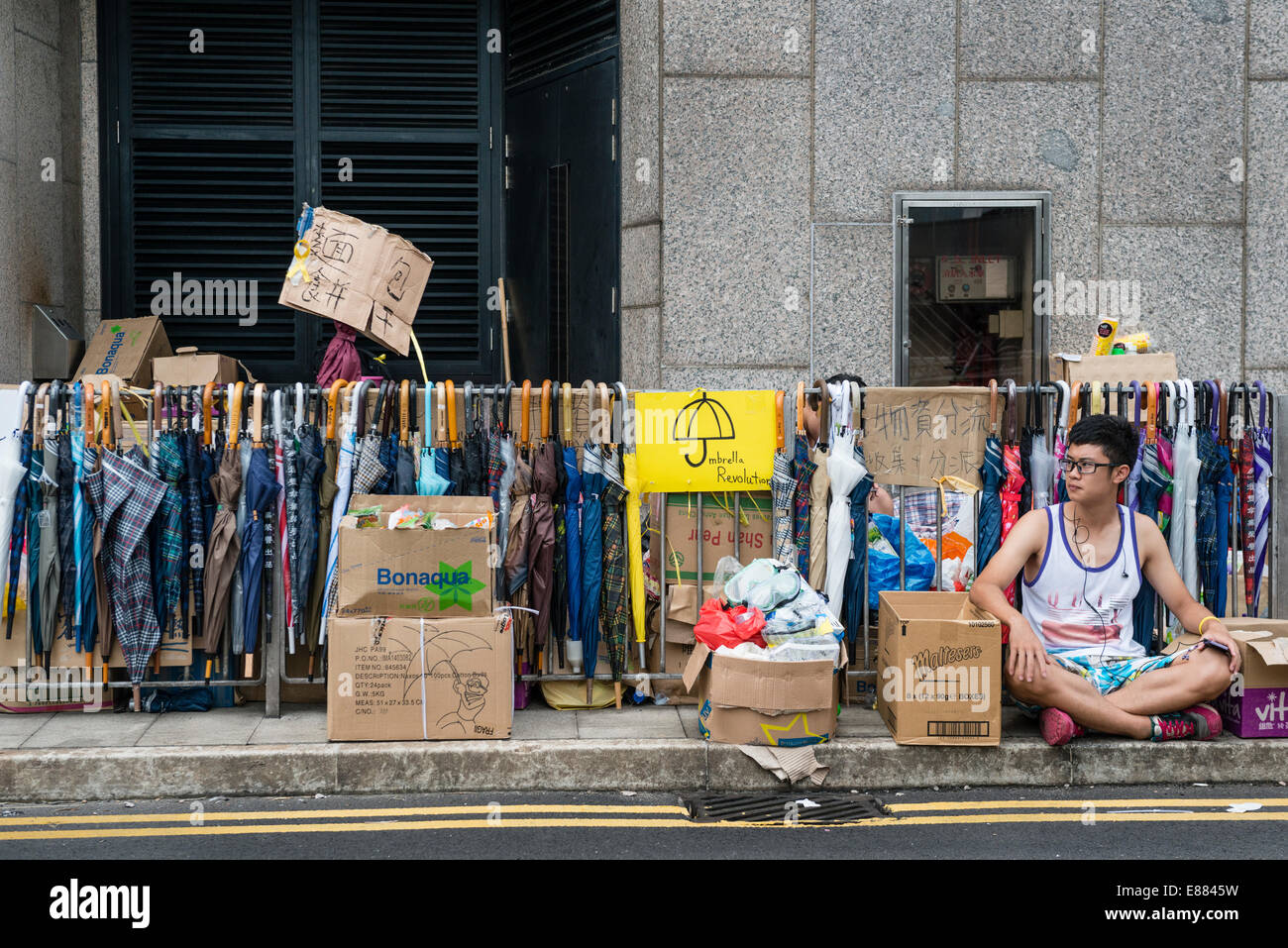 Hong Kong, China. 2. Oktober 2014.   Studenten und anderen Unterstützern der Occupy Central Bewegung versammelt sich in der Regierung Büros Gegend am Tamar. Alle Straßen in der Umgebung sind und öffentlichen Verkehr gesperrt. Es heißt nicht umsonst die Regenschirm-Revolution. Bildnachweis: Kees Metselaar/Alamy Live-Nachrichten Stockfoto