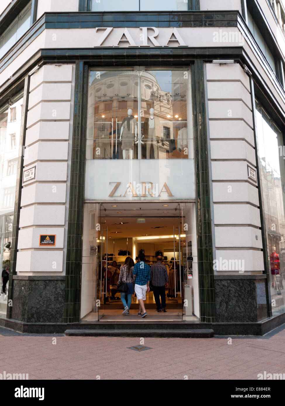Eingang der Zara-Fashion-Store in der Innenstadt, Budapest, Ungarn  Stockfotografie - Alamy