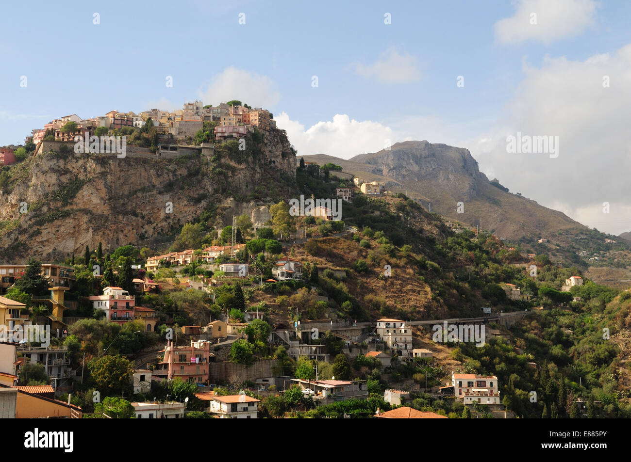 Ein mittelalterliches Dorf Castelmola thront auf einem Felsen über Taormina mit Monte Venere in der Ferne Sizilien Italien Stockfoto