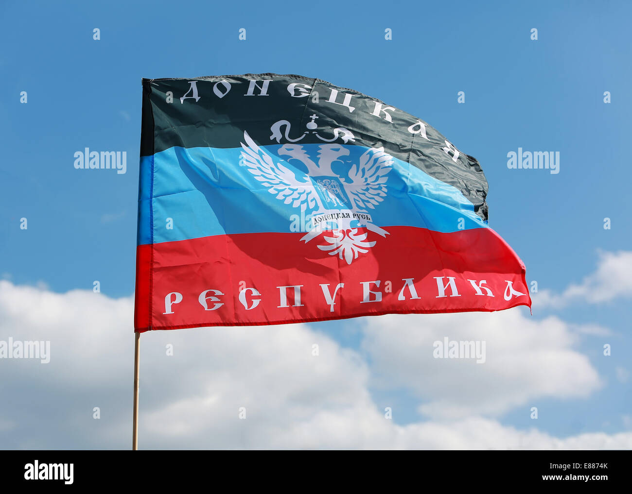 Donezk Republik Flagge auf den Himmel Hintergrund Stockfoto