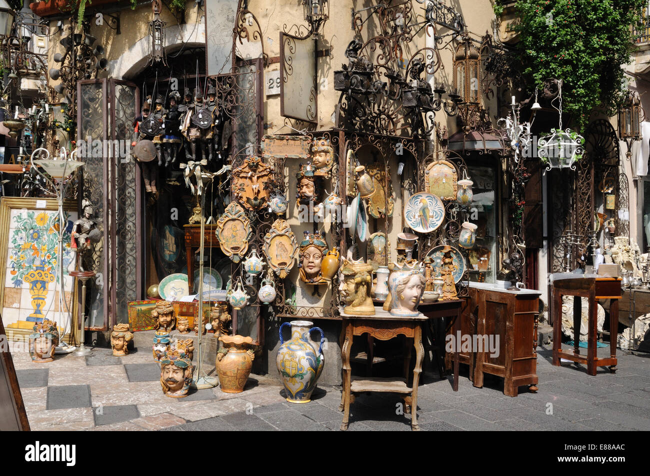 Sizilianischen Antiquitäten zum Verkauf in einer Straße in Taotmina Sizilien Italien Stockfoto