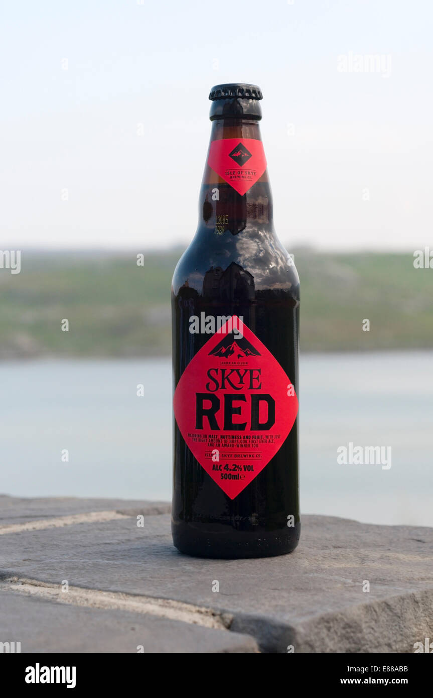 Eine Flasche von Skye Red Ale, von der Isle Of Skye Brewing Co, fotografiert in den Hebriden. Stockfoto