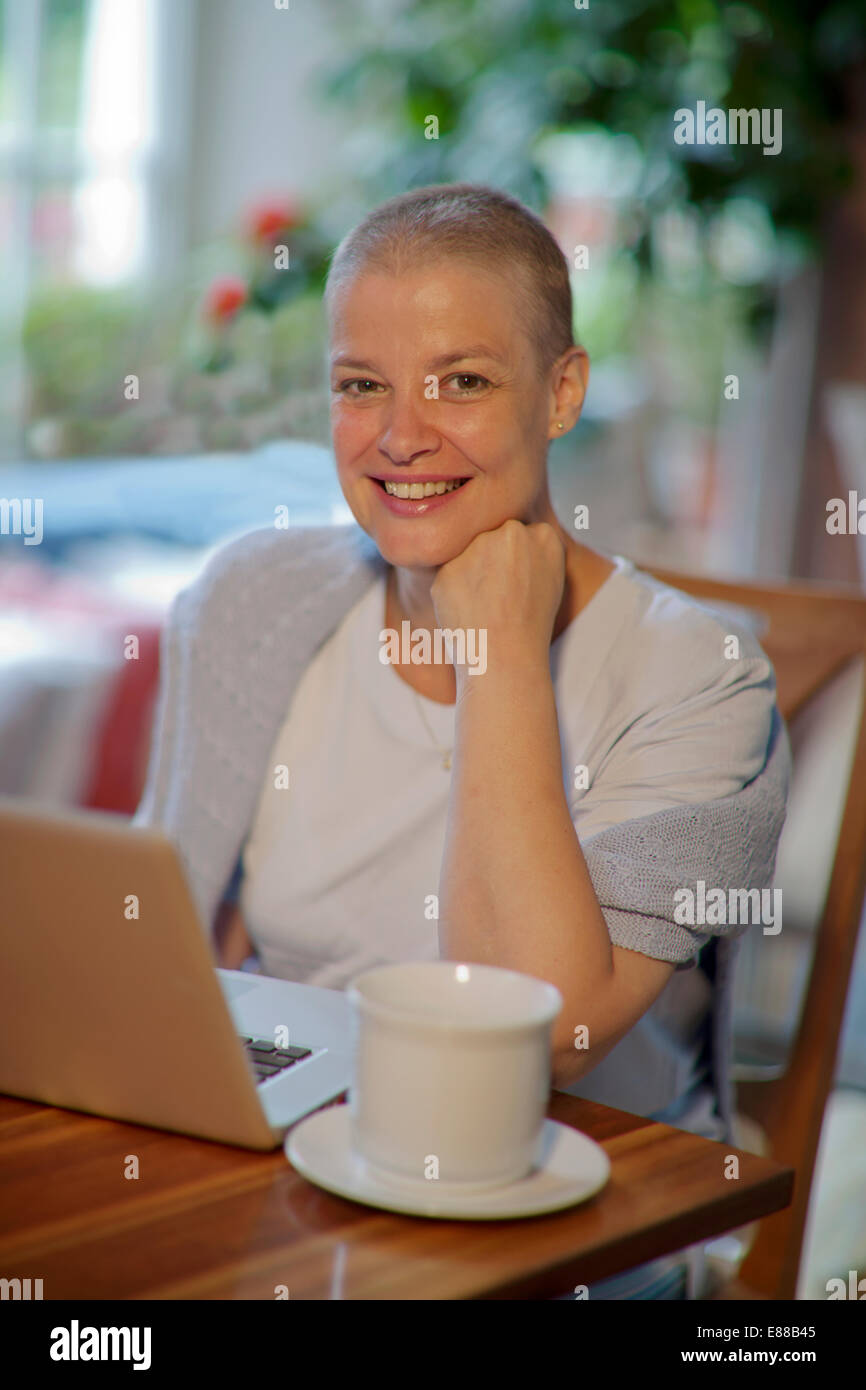 Porträt einer Frau nach der ersten Chemotherapie (48 Jahre alt), Anwendung machen Stockfoto