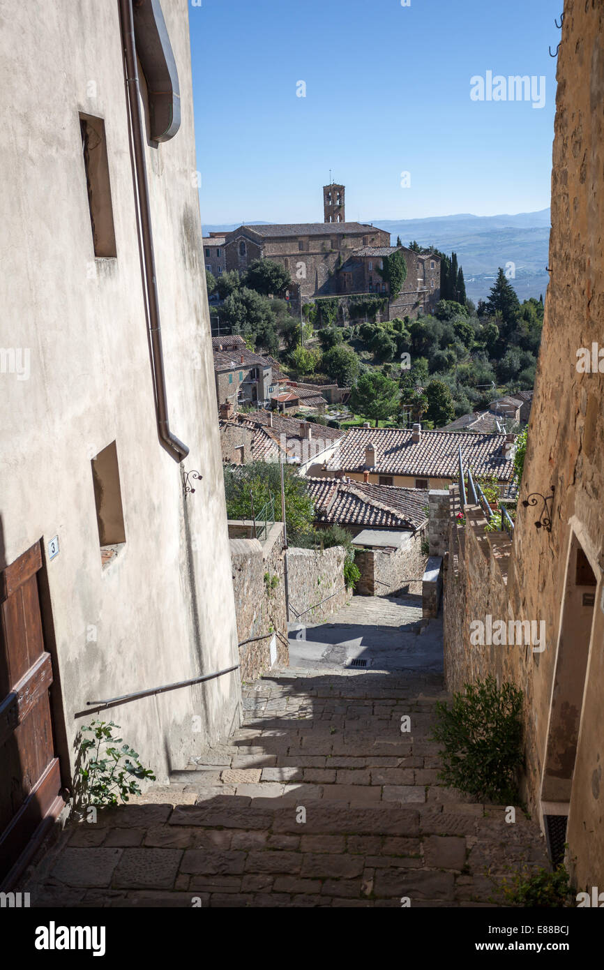 Blick auf die schmale Straße in Montalcino-Toskana Stockfoto