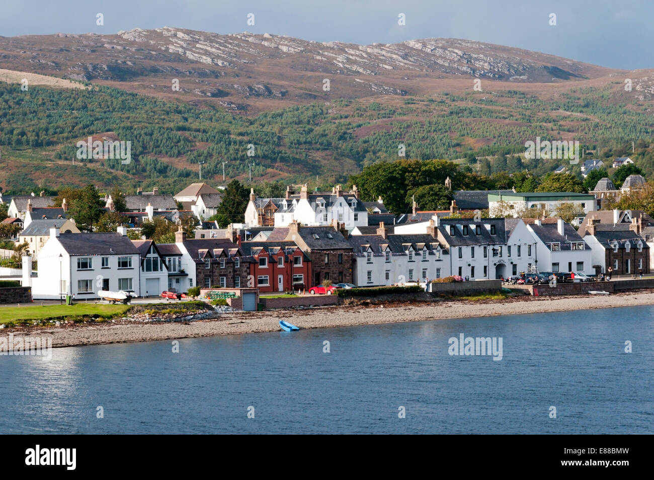 Die kleine Stadt und Fähre Hafen von Ullapool auf der Nord West Küste von Schottland, von Loch Broom gesehen. Stockfoto