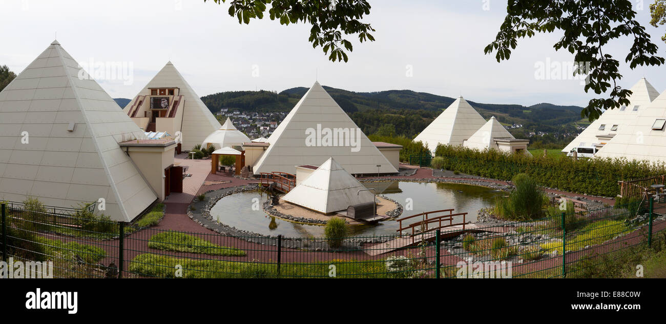 Sauerland-Pyramiden, Galileo Park, Lennestadt, Sauerland, Nordrhein-Westfalen, Deutschland, Europa, Sauerland-Pyramiden, Galileo- Stockfoto