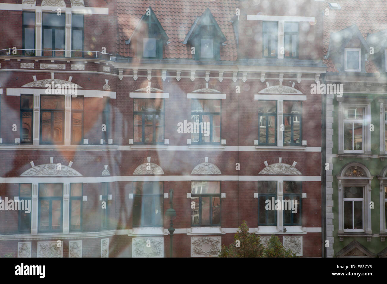 Blick durch eine schmutzige Fensterscheibe Lindener Marktplatz, Hannover, Niedersachsen, Deutschland, Europa, Blick Durch Eine Schmutzige Fens Stockfoto