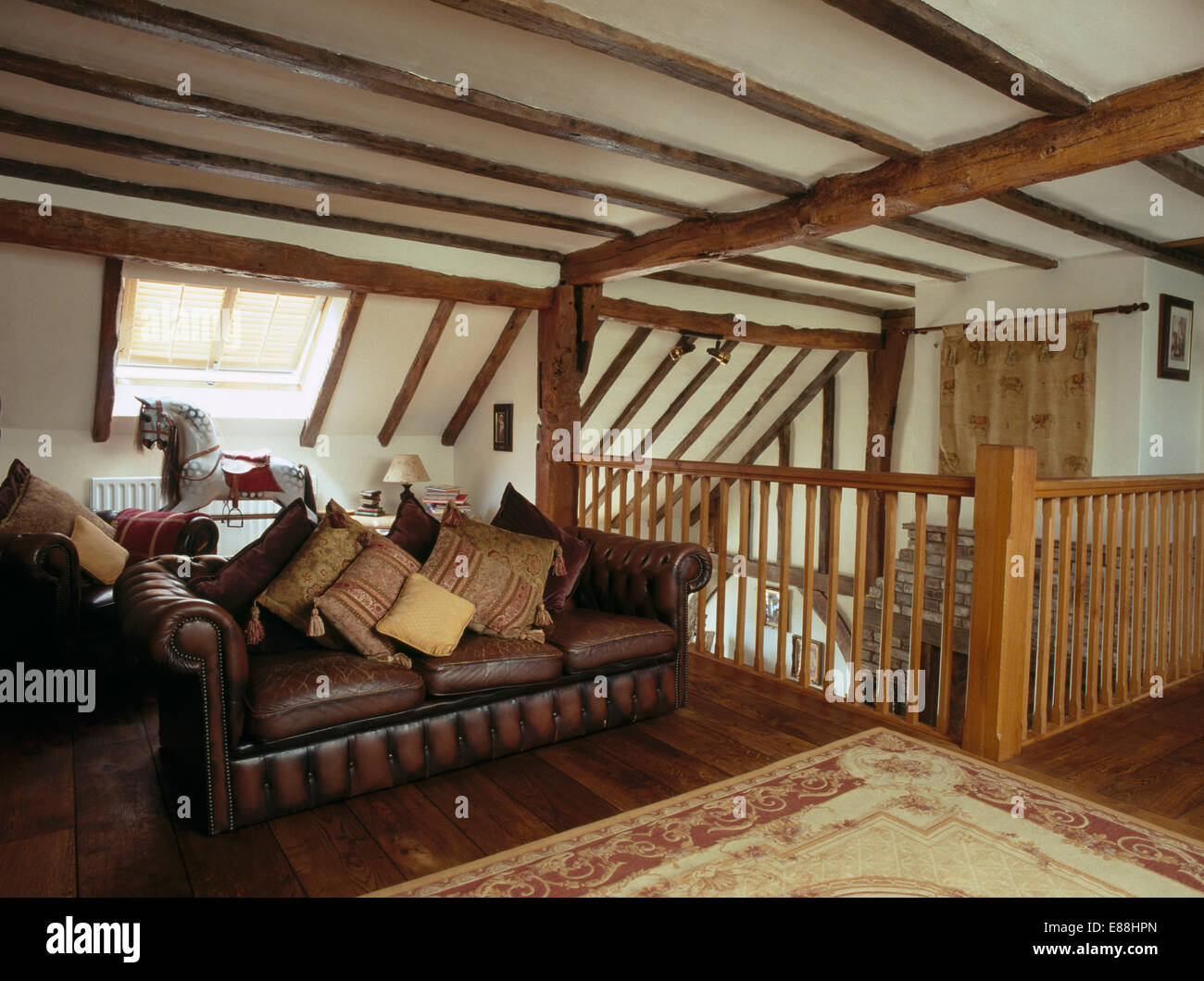 Kissen Gestapelt Auf Braune Ledercouch Im Wohnzimmer Dachgeschoss Mit Balkendecke Stockfotografie Alamy