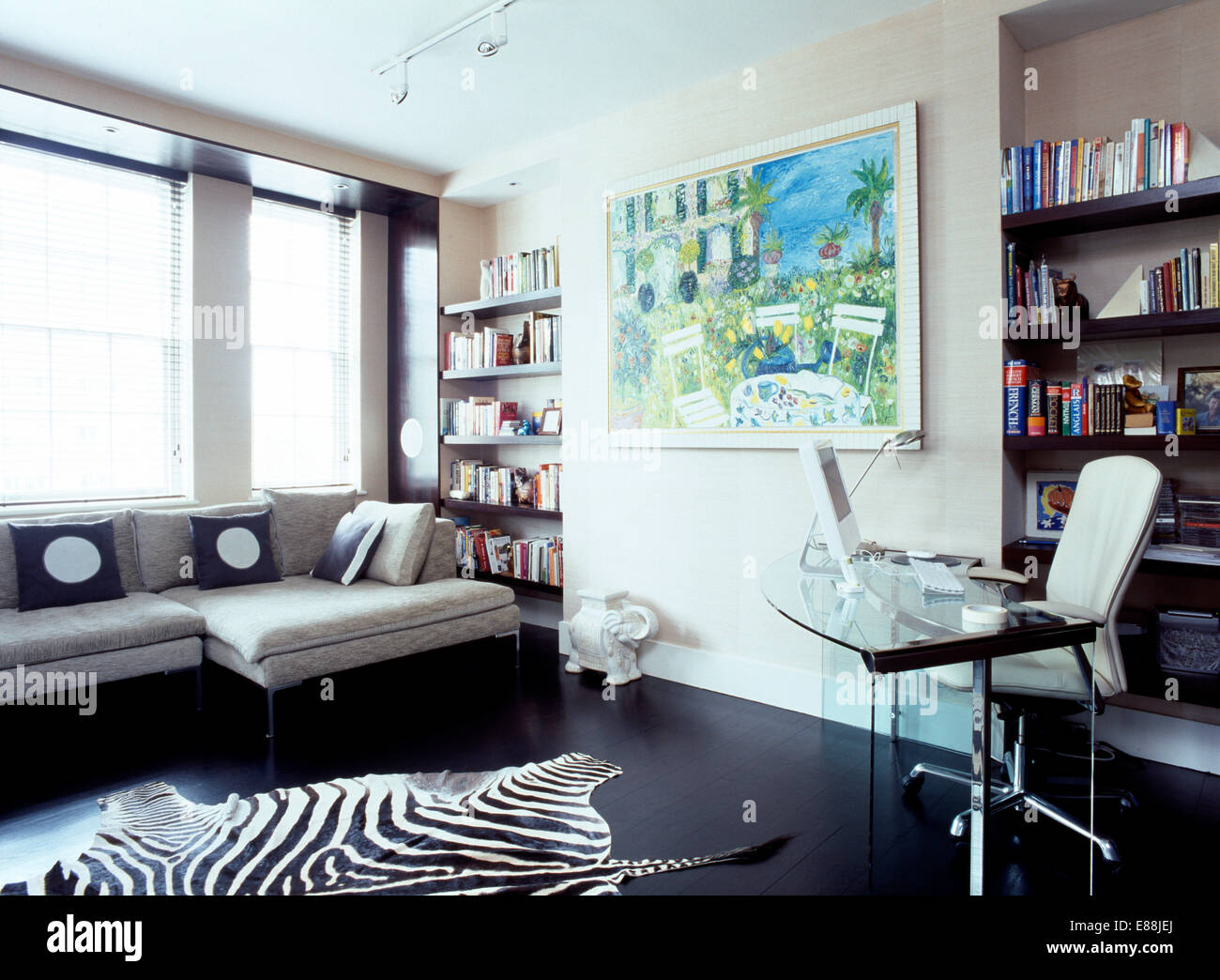 Faux Zebrafell Teppich Auf Schwarze Bodenbelag Im Modernen Home