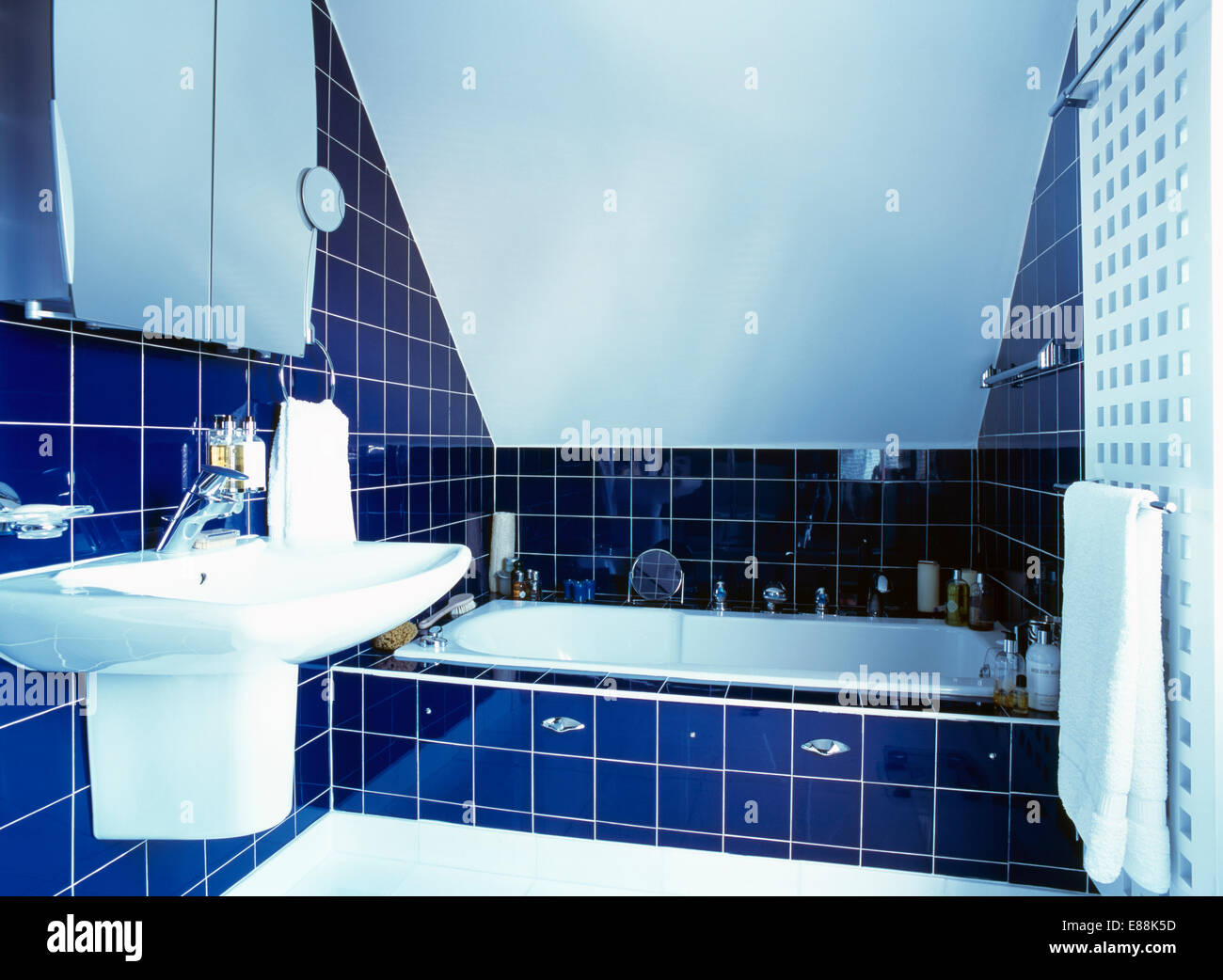 Tiefblaue Wandfliesen im modernen Badezimmer Stockfoto